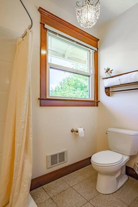 Charming In Capitol Hill - Foxglove Rm 2