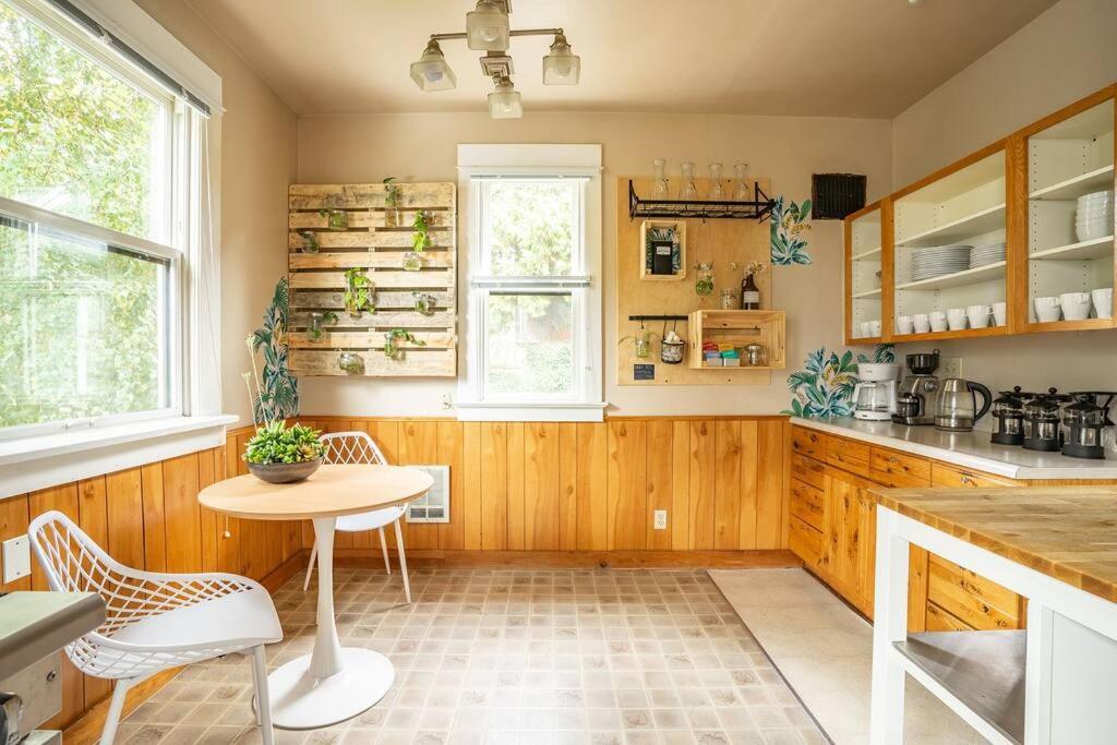 Charming In Capitol Hill - Foxglove Rm 2